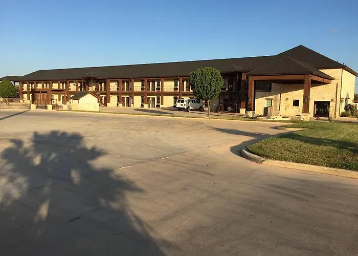 Pearsall Inn And Suites